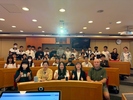 台中市立后綜高中雙語實驗班日前到亞洲大學進行一日參訪，此次活動由亞大語文教學研究發展中心、經營管理學系、財經法律學系及幼兒教育學系共同策劃，不僅安排全英語國際交流，更結合國際經貿趨勢、實習法庭演練及智慧幼教實作，帶領高中生提早接軌大學學術資源，體驗跨領域學習的優勢。